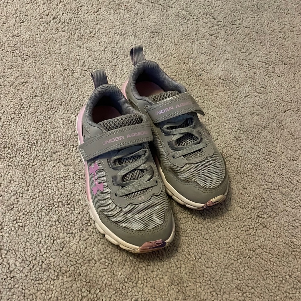 Under armour tennis shoe